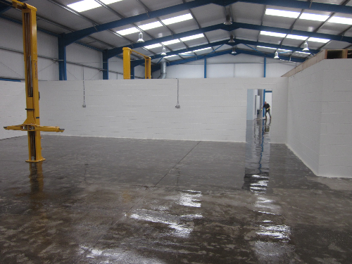 Solvent free epoxy primer applied to concrete substrate Solvent free epoxy primer applied to concrete substrate